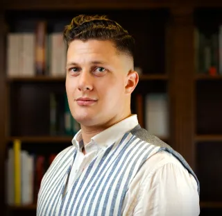 Karathanasis headshot